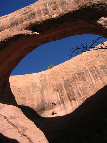 Stunt Rappel through the arch