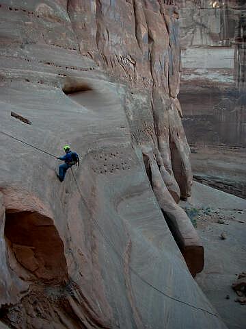 Justin Eatchel rappels in Tierdrop.